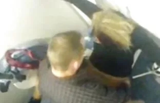 XXX दाढीवाला hipster फाडून टाकले girl in red stockings