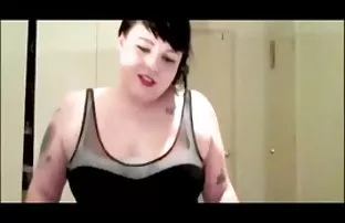 XXX मादक सोनेरी अनैतिक समागमाला प्रवृत्त करणे एक माणूस मित्र एक Blowjob आणि पलंग वर fucked