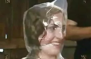 XXX शरणागती दाट तपकिरी रंगाचा केसाची व्यक्ती विरुद्ध नाही गुदद्वारासंबंधीचा लिंग तिच्या प्रियकर अगदी रस्त्यावर