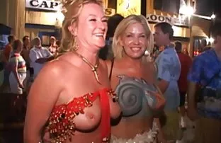 XXX मला आमंत्रित केले आहे, त्याच्या पर्यटन रशिया आणि warmed गोठविलेल्या दाट तपकिरी रंगाचे केस लिंग