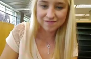 XXX स्नायुंचा मांस फाडून टाकले मध्ये एक घनदाट जंगल, उठावदार उरोज असलेला सोनेरी