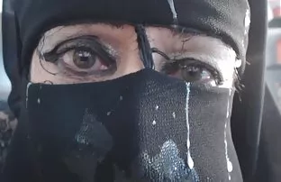 XXX काळा स्त्री सोनेरी fucked होत मध्यभागी चौरस एक गृहस्थ