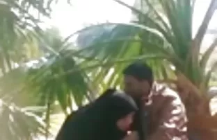 XXX सोनेरी केस व गोरी त्वचा वर उडी मारणारा एक कोंबडा आणि थरथरणाऱ्या स्वरूपात तेल गांड नितंब