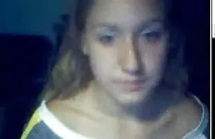 XXX तरुण मुत्सद्दी मुलगी होती अनैतिक समागमाला प्रवृत्त करणे एक प्रौढ गार्ड येथे एक हॉटेल झवणे