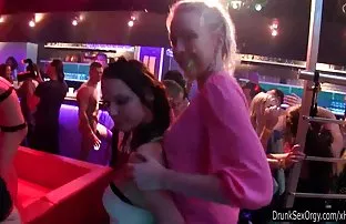 XXX पकाडणे नग्न माणूस मित्र आणि पटकन उडी मारली वर त्याचे सदस्य