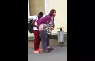 XXX लाल केस असलेल्या व्यक्ति कुत्री licks गांड नितंब रूममेट आणि स्वत: ला दिले संभोग