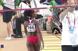 XXX सुंदर दाट तपकिरी रंगाचे केस लिंग आणि त्याची मैत्रीण सोनेरी स्वयंपाकघर मध्ये