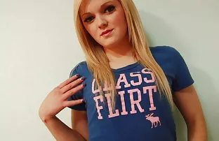 XXX सौंदर्य Fucks with a MIME समोर जवळून जाणारे लोक