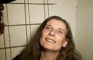 XXX Nigga जवळजवळ दुभंगलेली सोनेरी अवाढव्य लंड माध्यमातून