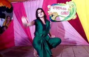 XXX हाडकुळा दाट तपकिरी रंगाचे केस हात बर्न माणूस इच्छित आहे कोण तिची गांड नितंब