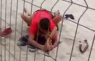 XXX फ्लॅट chested redhead चिक संभोग एक काळा योग शिक्षक