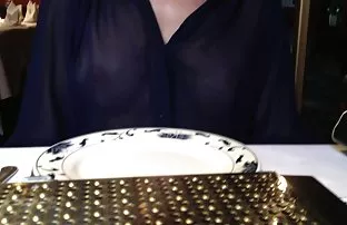 XXX गडद-नमूद केल्याप्रमाणे केस असलेला lesbians मजा बेड वर