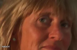 XXX उपाशी असतांना अब्जावधि माणूस घेत नाही बंद त्याच्या कॅप धावांची भर घातली एक काठी मैत्रीण उठावदार उरोज असलेली