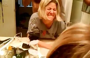 XXX मोठे लंड असलेली ती खोलीत एक बळकट निग्रो