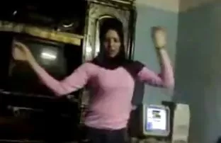 XXX पांढरा चिक जिवंत एक काळा माणूस आणि आनंद त्याला गरम लिंग