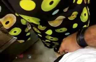 XXX सोबत कॅमेरा कडकपणे Fucks एक लांब लंड दाट तपकिरी रंगाचे केस गार्ड