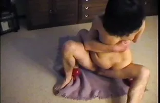 XXX दाट तपकिरी रंगाचा केसाची व्यक्ती Fucks एक प्रौढ माणूस आणि जीवन आनंद