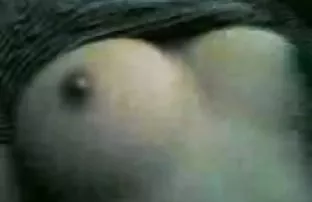 XXX संध्याकाळी समलिंगी संबंध ठेवणारी स्त्री caresses सह वर्चस्व