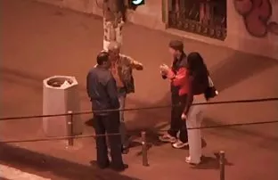 XXX गडद-घाबरणारा मुलगी दिली एक माणूस एक तिघांनी करायचा एक आकर्षक मैत्रीण