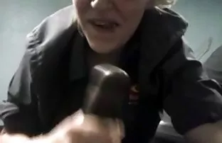 XXX मोहक सोनेरी केस व गोरी त्वचा shaved मांजर वादयांवरून बोटे फिरवण्याचे कौशल्य आधी गरम लिंग एक माणूस