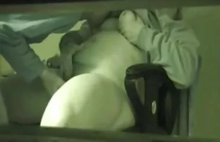 XXX DJ विरोध करू शकत नाही, आणि क्लब आहे fucked दोन तरुण नर्तक