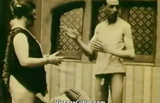 XXX Slutty कुत्री Fucks एक माणूस तर त्याचे वडील बाहेर गेला स्वयंपाकघर