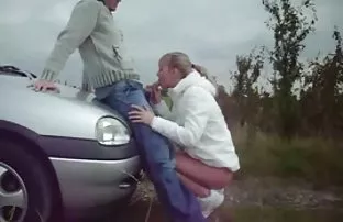 XXX पांढरा-नमूद केल्याप्रमाणे केस असलेला माणूस मदत केली एक मुलगी करण्यासाठी एक पर्याय स्त्रियांचे स्तन झाकण्याचे अंतरवस्त्र, फक्त नंतर झवणे सौंदर्य