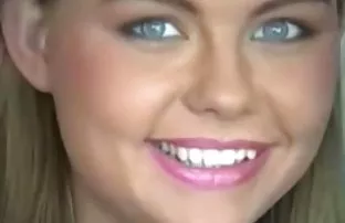 XXX आमंत्रित मित्र polosochku आणि unrolled योग्य तो लॉन वर