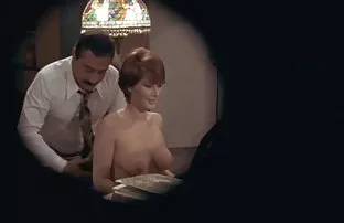 XXX तिघांनी करायचा कामुक विद्यार्थी lesbians बेडरूममध्ये बेड वर