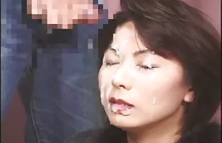 XXX Mustachioed माणूस बलात्कार एक तरुण heifer आणि nakonchal तिच्या योनी