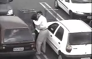 XXX छायाचित्रकार caressed तरुण मॉडेल भाषा आणि ठेवले लंड पुच्ची