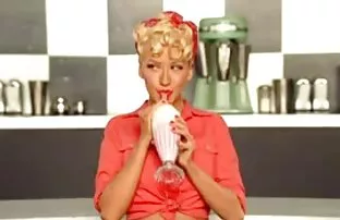 XXX गडद-नमूद केल्याप्रमाणे केस असलेला मैत्रीण रन गुलाबी प्रेम