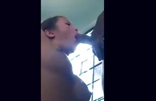 XXX एक प्रियकर आणि पाय Fucks सुंदर सोनेरी केस व गोरी त्वचा निसर्ग