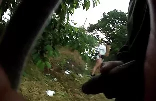 XXX अतिशय लहान मॉडेल स्टॉकिंग्ज मध्ये खेळणी खेळत आणि दिली गांड नितंब