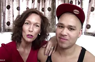 XXX जिज्ञासू लॅटीना शॉट एक शेजारी शॉवर मध्ये फोन वर होते आणि fucked for it