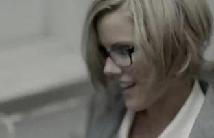 XXX आमंत्रित केले होते मुख्यपृष्ठ एक policeman आणि उत्सुकतेने त्याला देण्यात पलंग वर