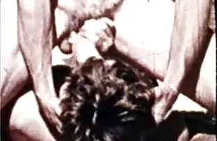 XXX सोनेरी केस व गोरी त्वचा गुप्त सहभागी मध्ये एक तिघांनी करायचा आणि शॉट सर्व