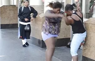 XXX लहान परंतु जाड कोंबडा शेजारी आले, चवीनुसार तरुण मुलगी