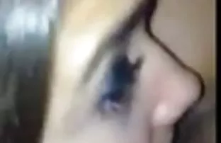 XXX हॉटेल रूम मध्ये उठावदार उरोज असलेला दाट तपकिरी रंगाचे केस करत आहे भव्य करण्यासाठी Blowjob एक मित्र