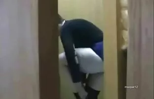 XXX याच्यावर एक लाल केस असलेल्या व्यक्ति उठावदार उरोज असलेली rieltorshey तर पत्नी पहात आहे घर