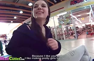 XXX आनंदी बहिणी शेजारी केली एक थंड दोन लवडे तोंडात घालणे