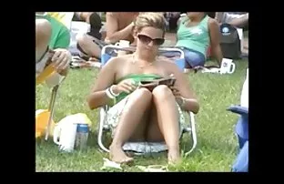 XXX अश्लील मैत्रीण lesbians चाटणे ओले राहील मध्ये एक मोठ्या बेड