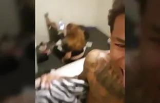 XXX शिंपी टेबल वर चुकून फाडून टाकले उत्तम अंगक्रातीचा, अशी मागणी क्लाएंट