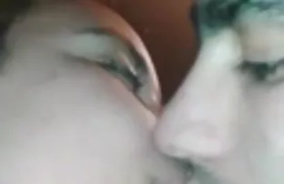 XXX दोन Babes मजा येत एक माणूस बेडरूममध्ये