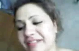 XXX माणूस Fucks स्नानगृह उठावदार उरोज असलेली मैत्रीण