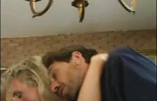 XXX Vysokuju, लांबटांग्या लाल केस असलेल्या व्यक्ति मैत्रीण Fucks माणूस बेड वर